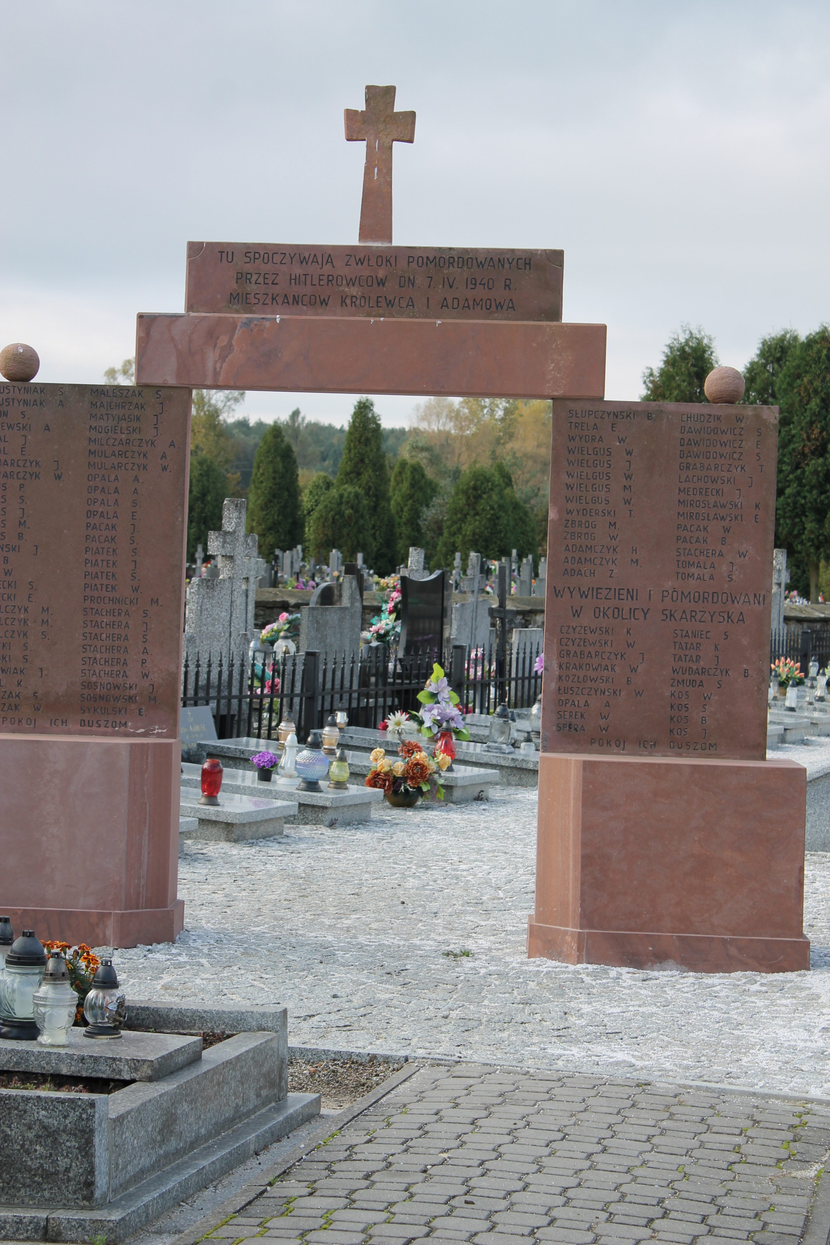 zdjęcie nowej kwatery pomordowanych mieszkańców Królewca i Adamowa na cmentarzu parafialnym w Miedzierzy