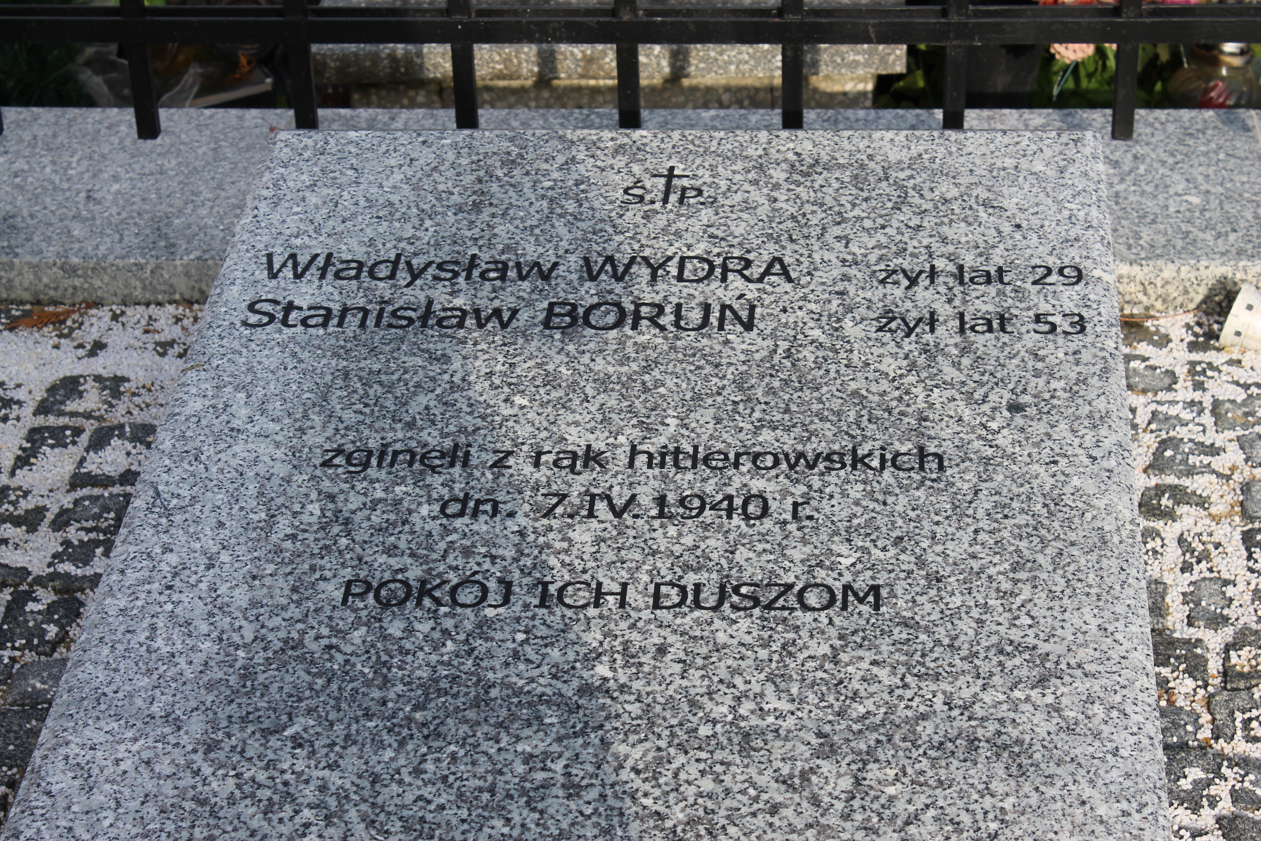 zdjęcie nowej kwatery pomordowanych mieszkańców Królewca i Adamowa na cmentarzu parafialnym w Miedzierzy