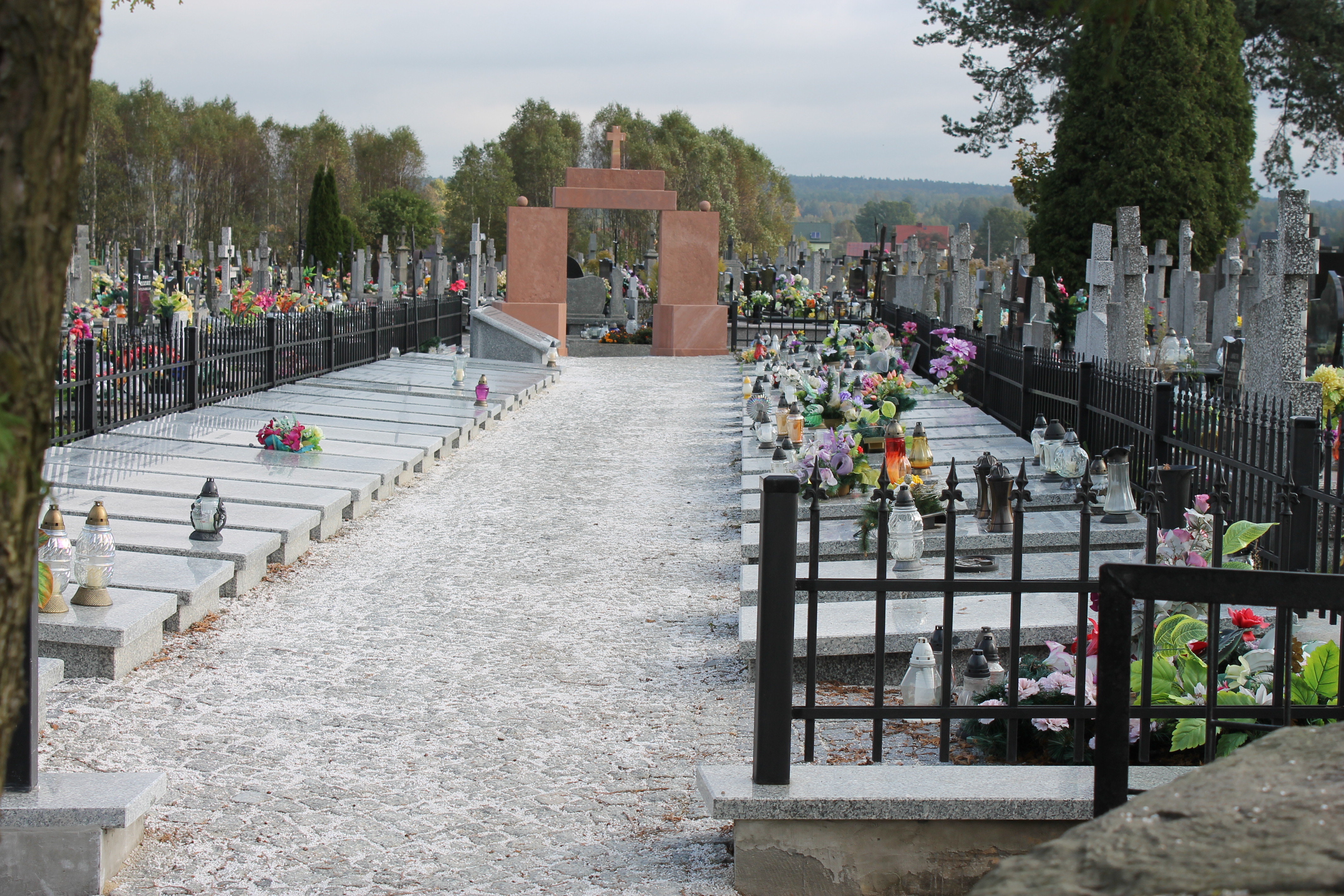 zdjęcie nowej kwatery pomordowanych mieszkańców Królewca i Adamowa na cmentarzu parafialnym w Miedzierzy