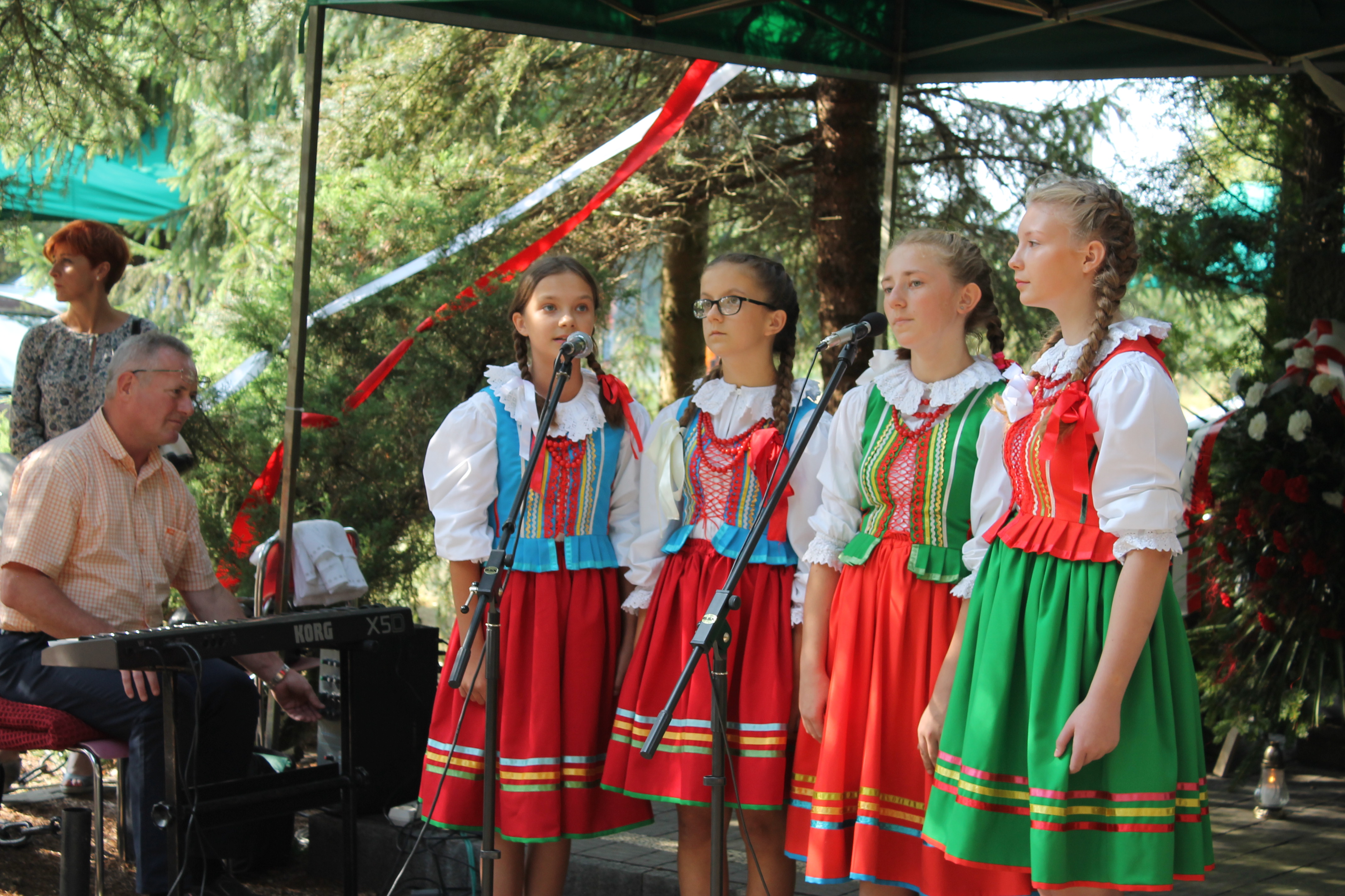 Piesni patriotyczne w wykonaniu dziewczynek ze Szkoły Podst. w Królewcu